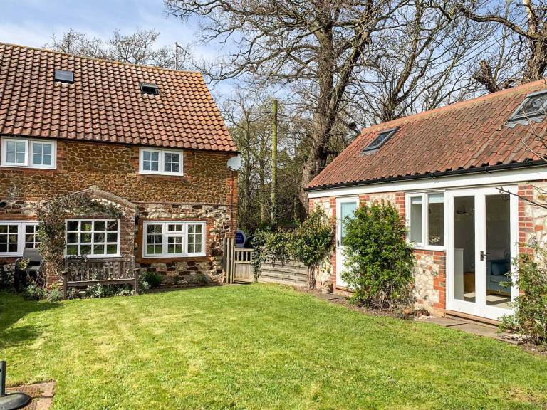 Family-oriented cottage with garden | River view | Pets allowed in Hunstanton
