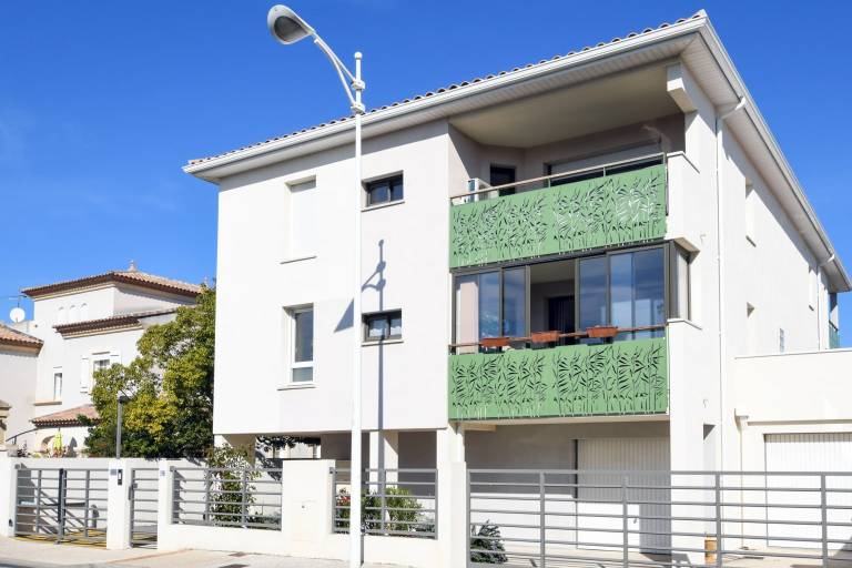 Apartment with patio in Nîmes