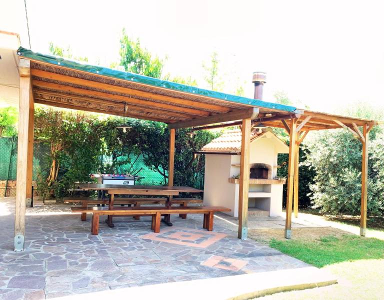 Apartment with barbeque & yard — photo 2