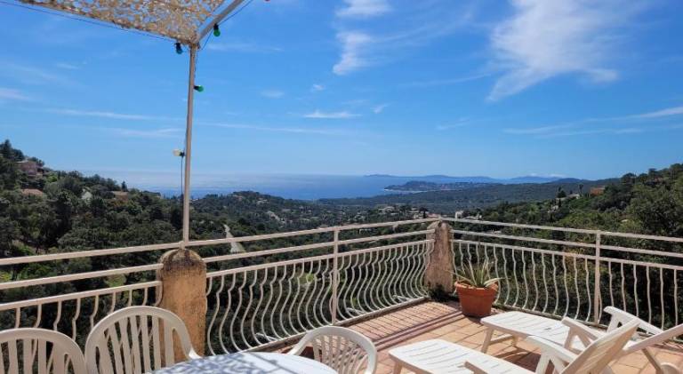 Vacation home with patio, yard & grill in Cavalaire-sur-Mer