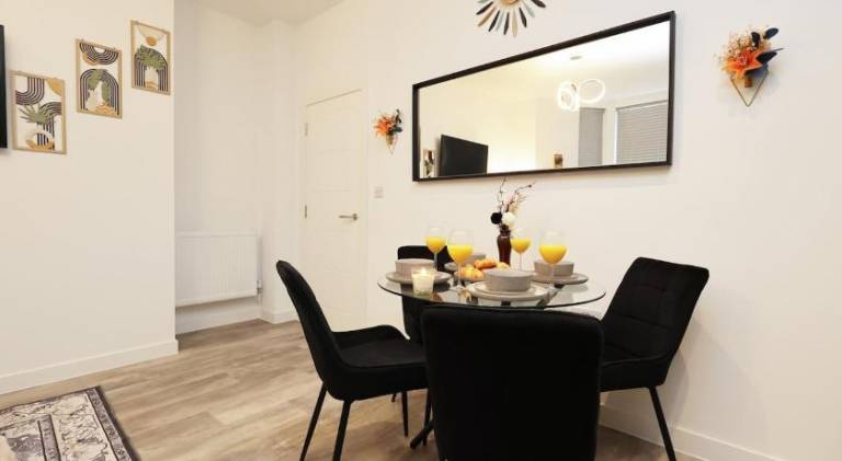 Newly Built Stylish & Central 2-Bedroom 2-Bathroom Apartment - Cardiff City Centre — photo 5