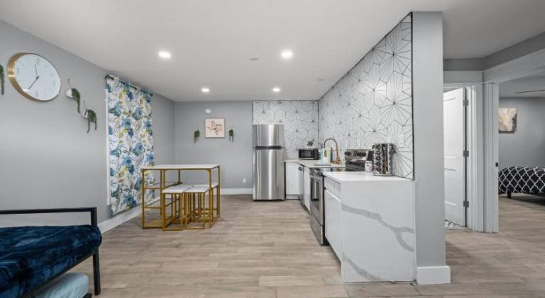 Comfortable 2BR Uptown Escape with Free Park — photo 3