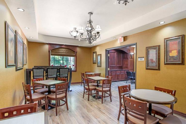 Best Western Plus Crown Colony Inn & Suites — photo 5