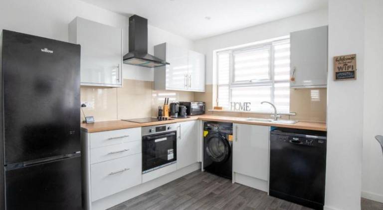 Business & Family-Friendly 2BR Racecourse Park 5min to Town & Hospital Parking WiFi — photo 3