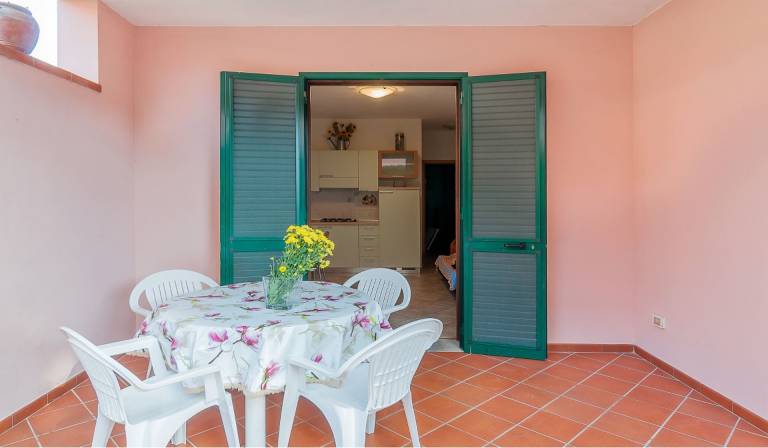 Rental apartment with yard — photo 3