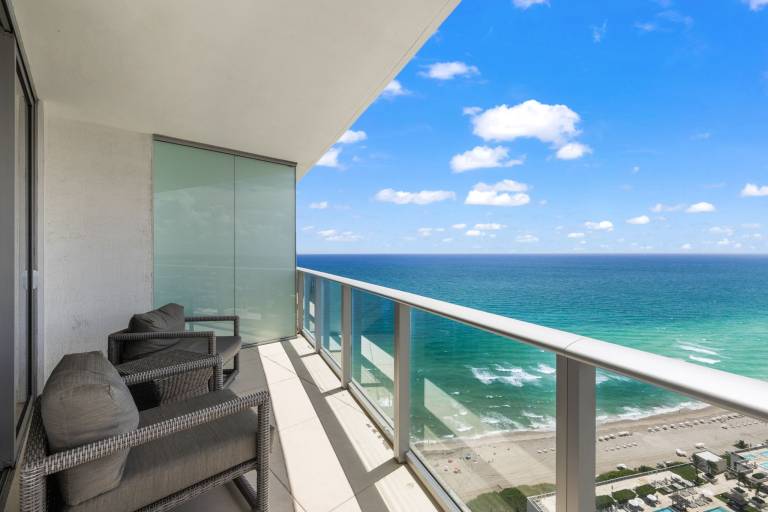 Beachfront Luxury Apartment in Hollywood