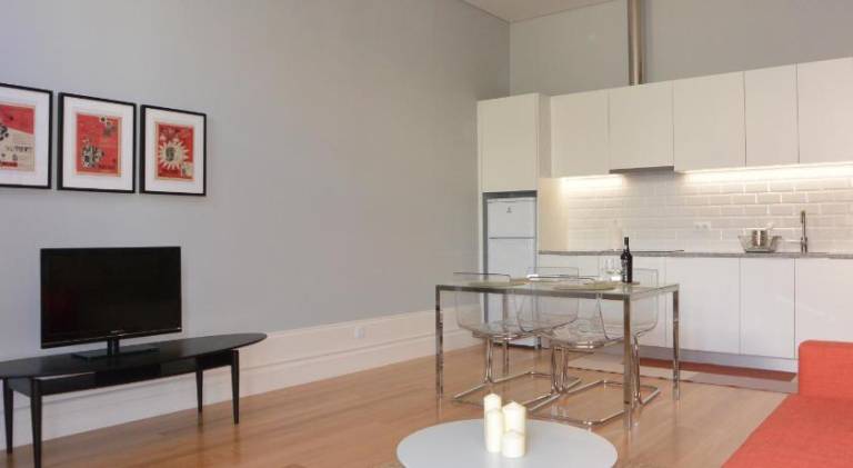 Apartment with patio — photo 2