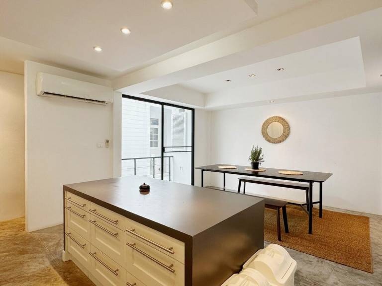 House with patio & jacuzzi — photo 2