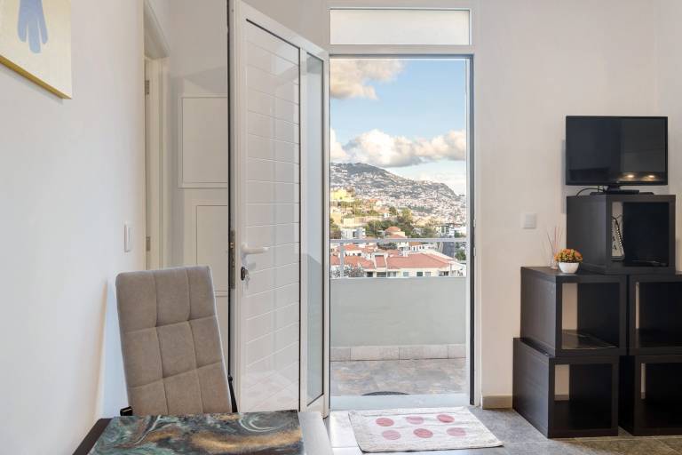 Holiday Home 'Funchal' with Sea View, Balcony & Wi-Fi in Funchal