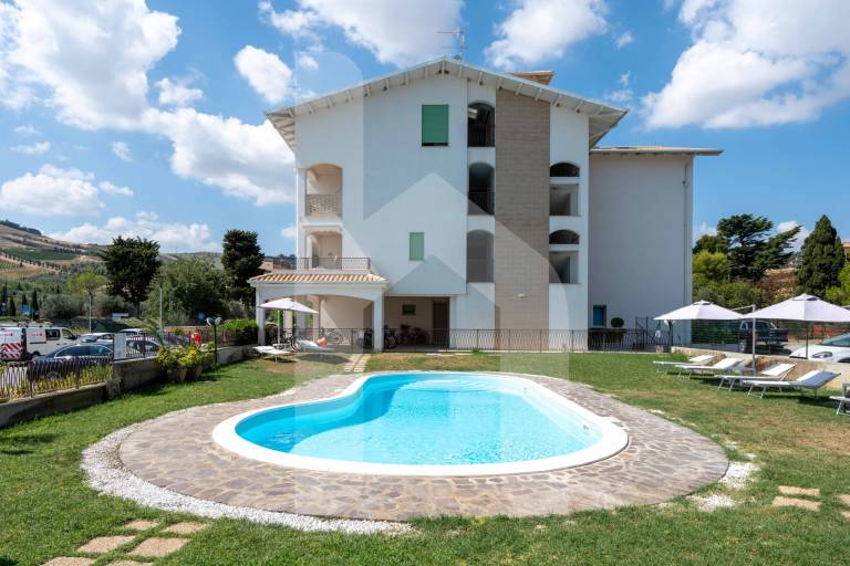 Fully equipped charming rental apartment with pool & patio | Beach view | Next to the beach | Pets allowed in Pineto