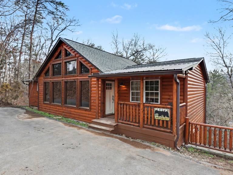 Vacation home with jacuzzi, grill & sauna | City view in Pigeon Forge, TN