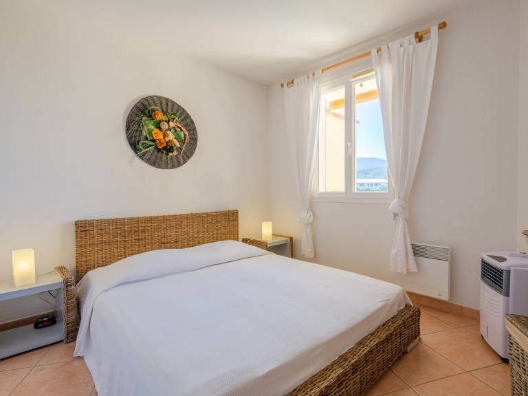 Fully equipped nice rental apartment with patio & yard | Beach nearby | Pet-friendly — photo 4