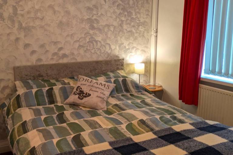 4 Bed Sleeps 8 Free Parking