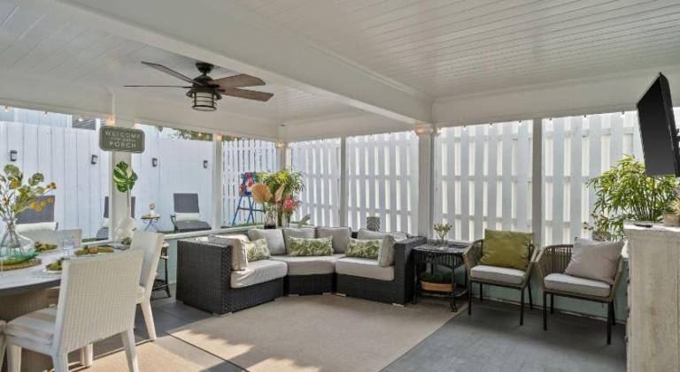 Newly Renovated 2-min Walk to the Beach The Coastal Cottage by AvantStay — photo 4