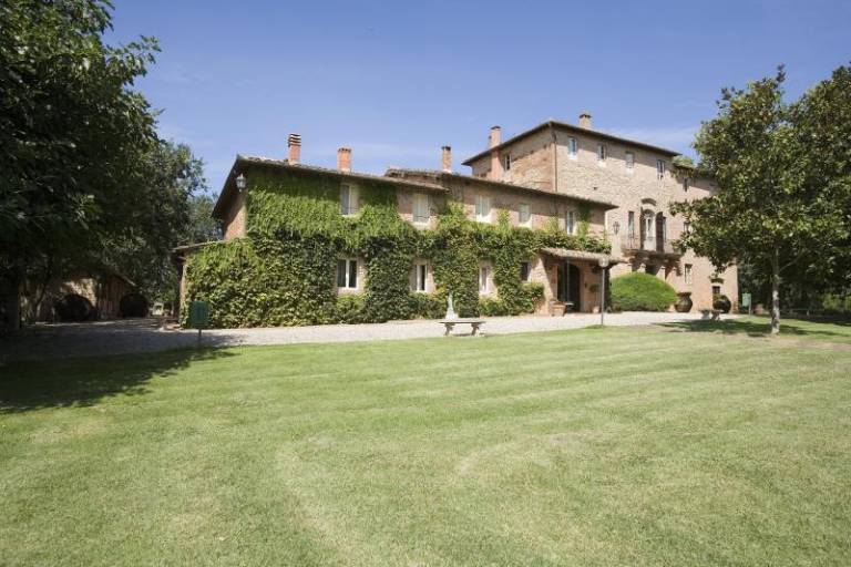 Serviced apartment with patio, pool & barbeque in Sovicille