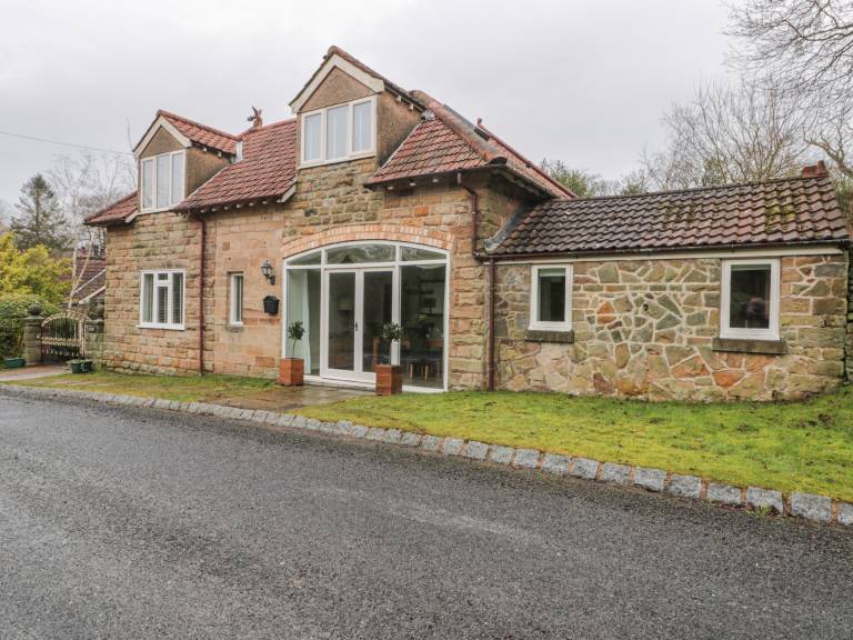 Family-oriented lovely cottage with garden | Pets allowed in Scarborough