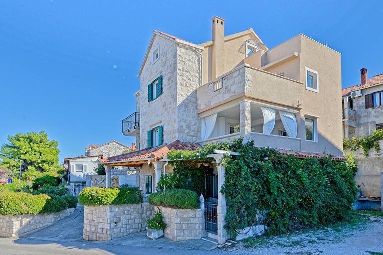 One bedroom apartment with terrace and sea view Postira, Brač (A-2913-b) in Omis