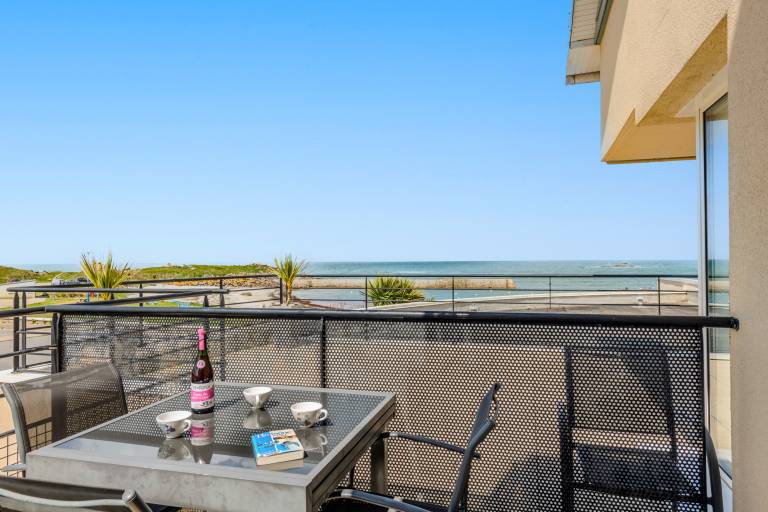 Apartment 'Sea View Apartment - Beach 30m Away' with Ocean View, Private Terrace & Wi-Fi in Morlaix