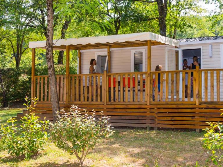 Child-friendly mobile home with heated pool & patio | Pets are welcome — photo 4