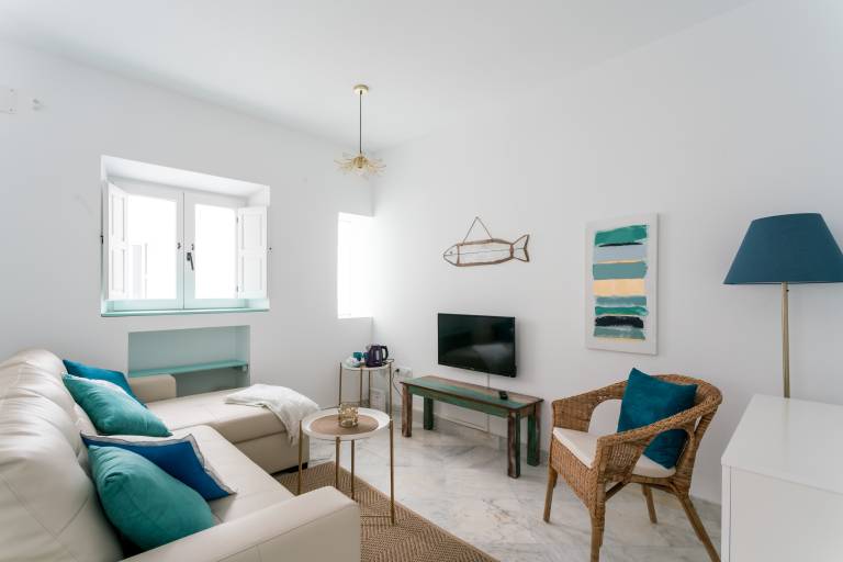Apartment with patio & yard | Near Cádiz Cathedral | Beach view — photo 2