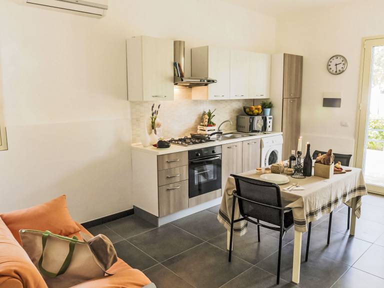 Holiday apartment with barbeque, pool & patio — photo 4