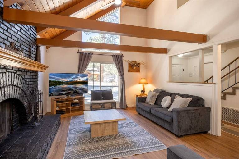 Rustic Ridge. Walking Distance to the Park & Lake. Jacuzzi tub. BBQ. Games Galore & Game Room! — photo 5