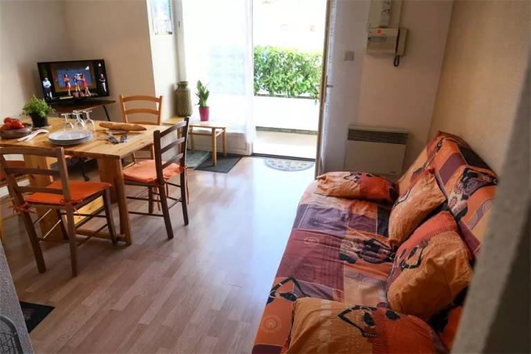 Holiday apartment with terrace & yard — photo 5