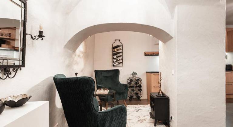Holiday apartment with jacuzzi | Next to Town Hall Square — photo 4