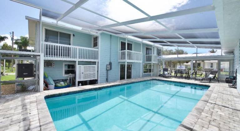 House with pool — photo 4