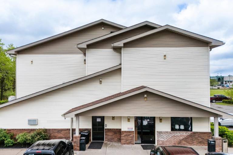 Super Inn by OYO Lansing MI