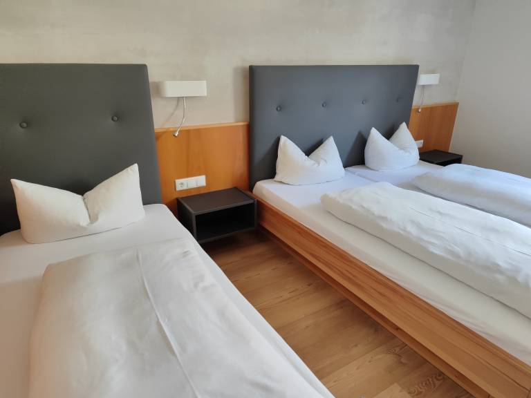 Dreibettzimmer 28qm mit kostenfreiem WLAN und Schreibtisch