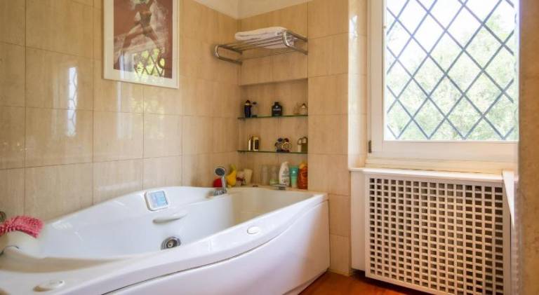 Villa with pool & hot tub — photo 4