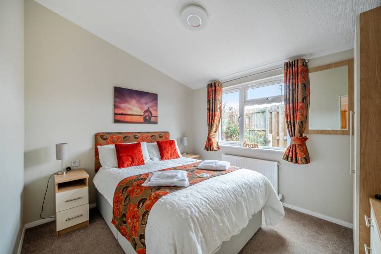 2 Bed Cabin - Sleeps 4 - Pets - 5 min to Beach — photo 3