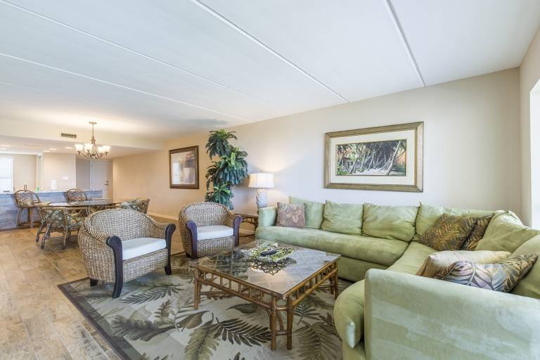Family-oriented lovely condo with private pool | Beach nearby | Pets are welcome — photo 3