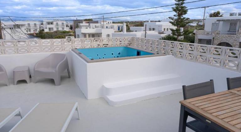 Swell S10 maisonette with private Jacuzzi in Naousa in Paro