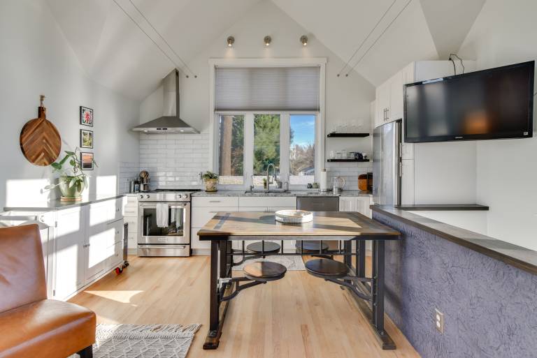 2 Story Guesthouse w Private Deck in NE PDX