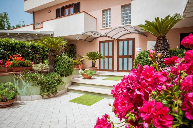 Serviced apartment with yard & patio | Beach nearby | Pets are welcome in Agropoli