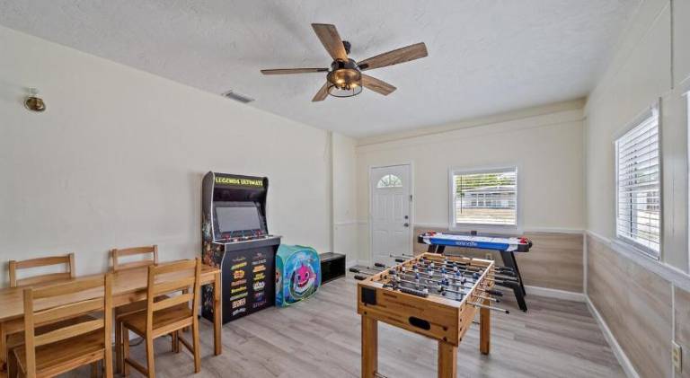 Vacation home with pool | Pet-friendly — photo 5
