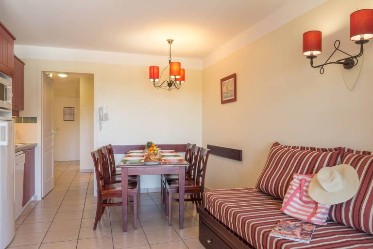 Family-oriented apartment with yard, patio & pool | Pets are welcome — photo 3