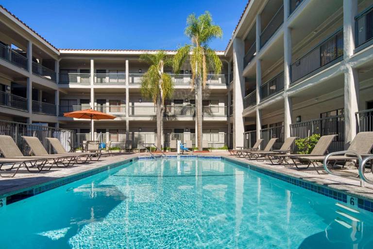 La Quinta Inn & Suites by Wyndham Orange County Airport — photo 3