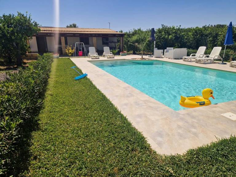 Villa Lorenzo with Private Garden, Whirlpool & Wi-Fi in Avola