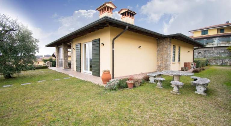Villa with 3 rooms for 8 persons in Manerba del Garda