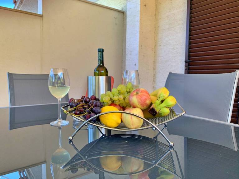 Holiday apartment with yard & patio — photo 5