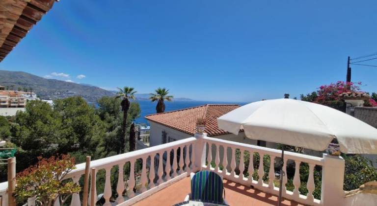 Vacation home with private pool, patio & barbecue | Close to the beach | Pet-friendly — photo 3