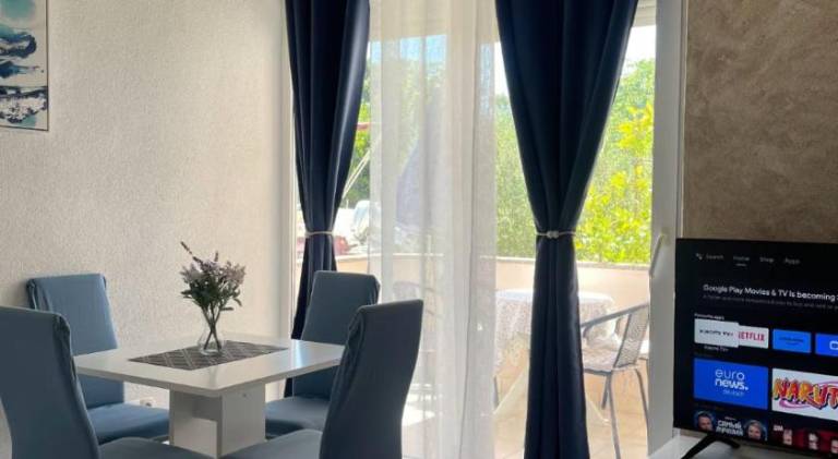 Rental apartment with BBQ, yard & patio in Brela