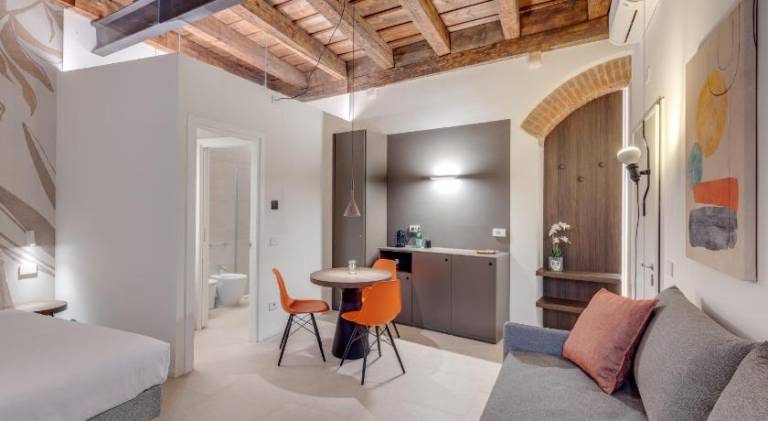 Apartment with patio & hot tub | Next to Old Castle — photo 2