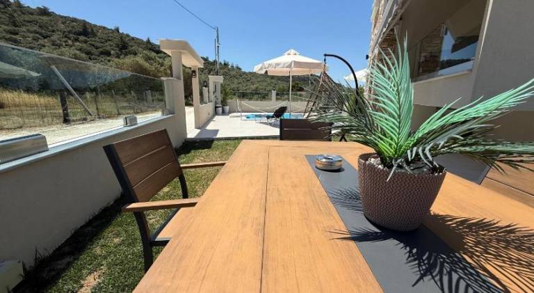 Serviced apartment with pool, yard & terrace — photo 3
