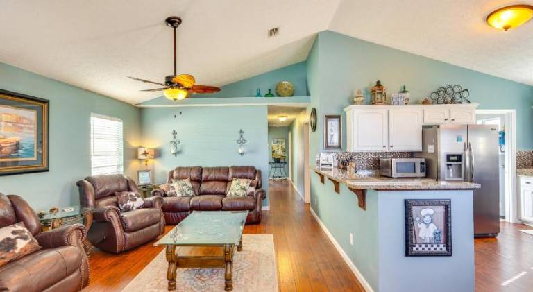 Vacation home with pool — photo 2