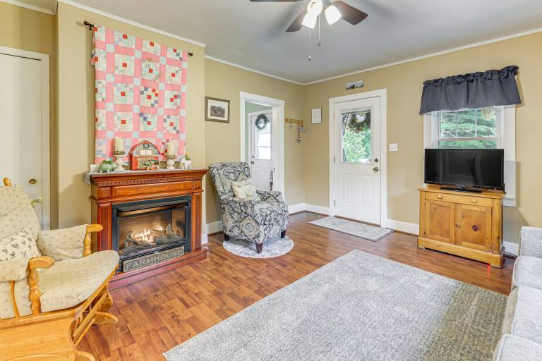 'Grandma's Farm House' on 125 Acres w/ Fire Pit! — photo 4