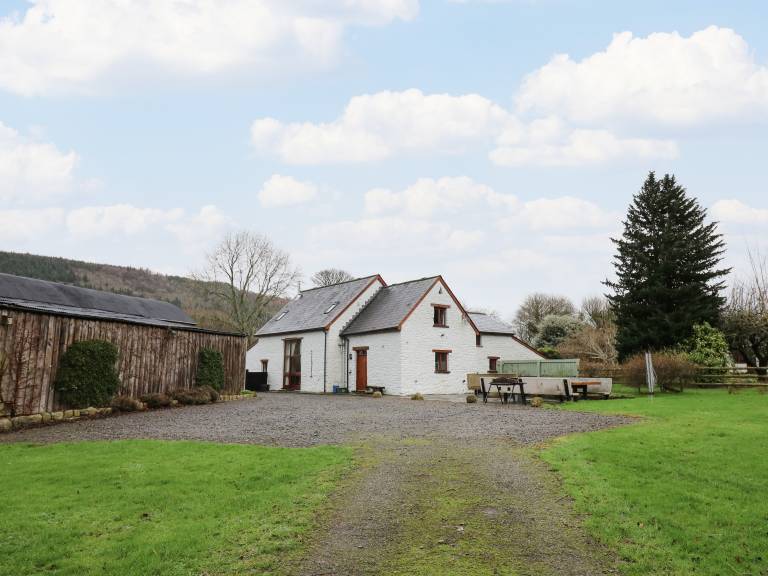 Cottage with garden — photo 4
